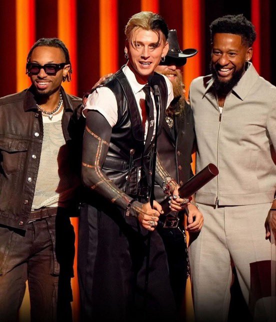 MGK__Lyrics's tweet image. How I met him                Still with him