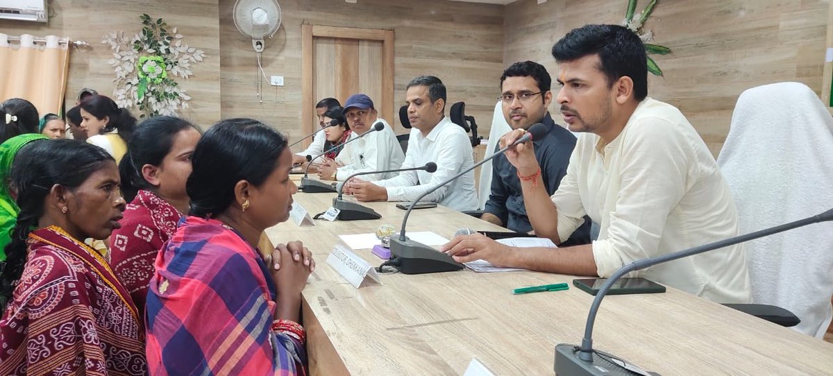 BDO_HINDOL's tweet photo. Joint public grievance hearing at Hindol Block conference hall 
@CMO_Odisha @ZPDhenkanal @districtadmndkl @PRDeptOdisha https://t.co/TlwwkeqidA