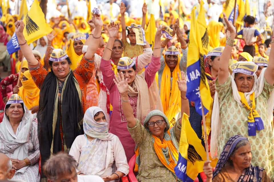 Aap Shashi Dubey (@aapshashi) on Twitter photo आज दिल्ली की मुख्यमंत्री <a href="/AtishiAAP/">Atishi</a> जी ने दादरी से <a href="/AamAadmiParty/">AAP</a> प्रत्याशी <a href="/DhanrajKundu2/">Dhanraj Kundu</a> जी के समर्थन में Road Show कर, जनता से झाड़ू का बटन दबाकर ‘काम की राजनीति’ को जिताने की अपील की। <a href="/AAPHaryana/">AAP Haryana</a> के प्रदेश अध्यक्ष <a href="/DrSushilKrGupta/">Dr Sushil Gupta</a> जी Road Show में मौजूद रहे।
#Kejriwal4Haryana आज दिल्ली की मुख्यमंत्री <a href="/AtishiAAP/">Atishi</a> जी ने दादरी से <a href="/AamAadmiParty/">AAP</a> प्रत्याशी <a href="/DhanrajKundu2/">Dhanraj Kundu</a> जी के समर्थन में Road Show कर, जनता से झाड़ू का बटन दबाकर ‘काम की राजनीति’ को जिताने की अपील की। <a href="/AAPHaryana/">AAP Haryana</a> के प्रदेश अध्यक्ष <a href="/DrSushilKrGupta/">Dr Sushil Gupta</a> जी Road Show में मौजूद रहे।
#Kejriwal4Haryana