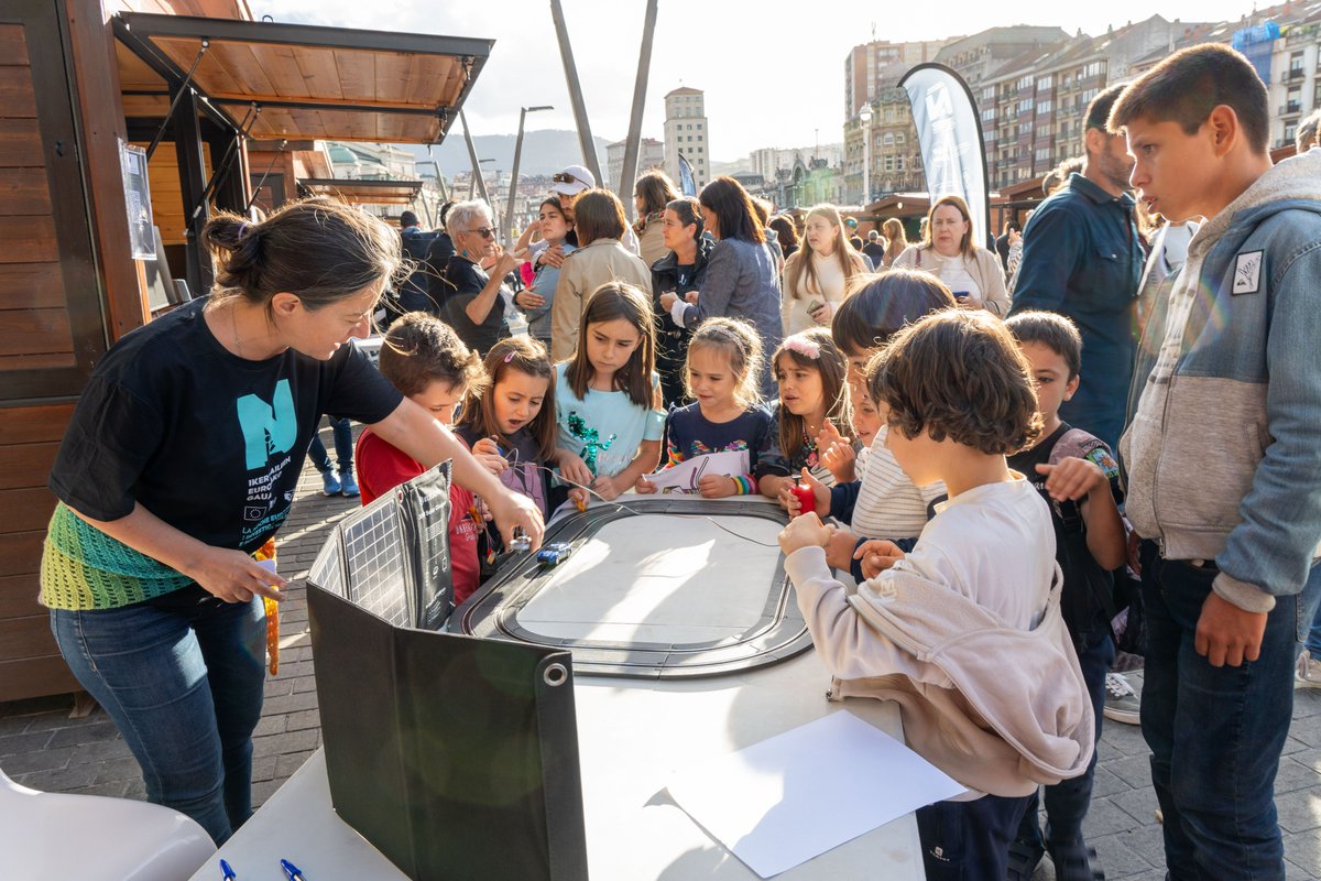 upvehu's tweet image. 7100 pertsona baino gehiagok parte hartu du aurtengo Ikertzaileen Europako Gauean. Zorionak eta eskerrik asko ekimenean euren ikerketen berri eman duten UPV/EHUko ikertzaileei, eta zientziaz gozatzera Bilboko Areatzara hurbildu direnei!

Más de 7100 personas han participado en la…