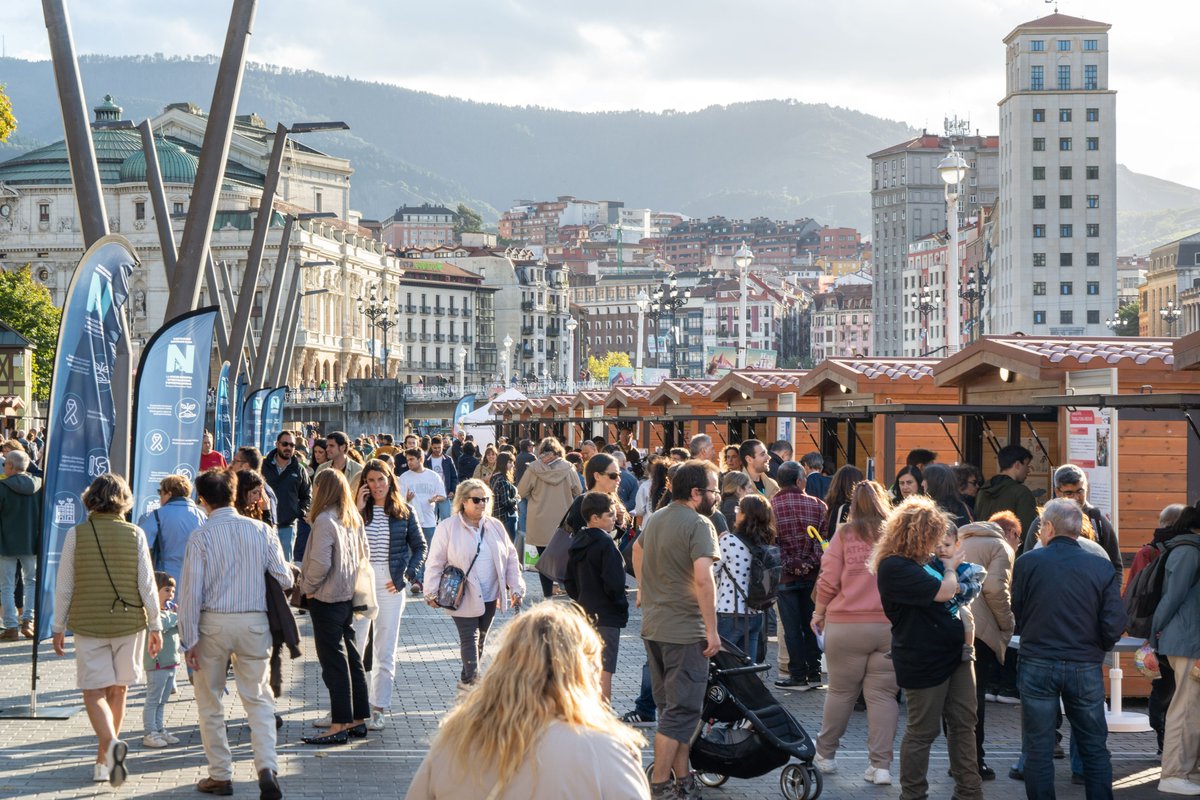 upvehu's tweet image. 7100 pertsona baino gehiagok parte hartu du aurtengo Ikertzaileen Europako Gauean. Zorionak eta eskerrik asko ekimenean euren ikerketen berri eman duten UPV/EHUko ikertzaileei, eta zientziaz gozatzera Bilboko Areatzara hurbildu direnei!

Más de 7100 personas han participado en la…