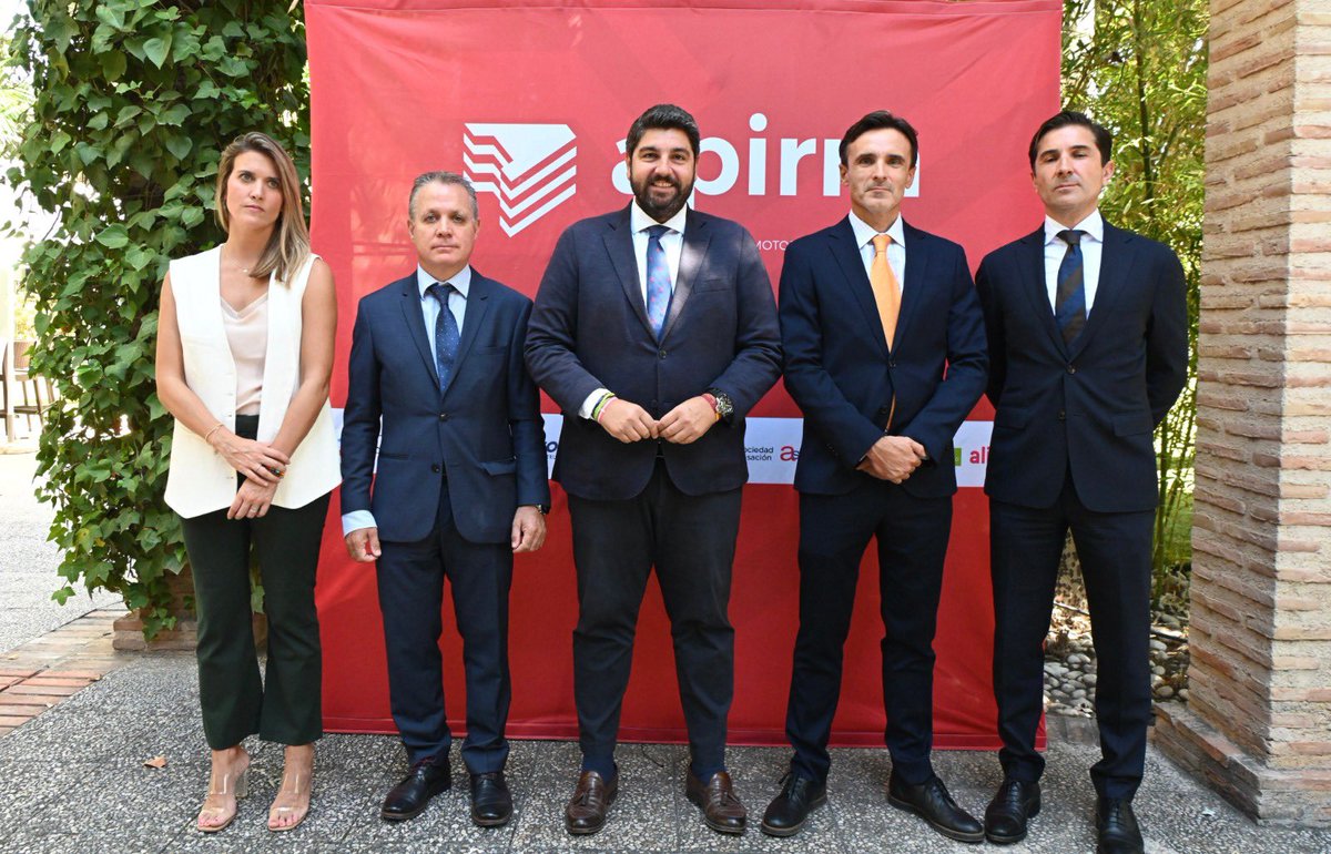 LopezMirasF's tweet photo. El acceso a la vivienda es uno de los principales problemas sociales en España. Para atajarlo: 
👉Cambio de la Ley de Vivienda estatal. 
👉Bajada del IVA para la compra de la primera vivienda al 4%. 
Desde el Gobierno @regiondemurcia seguiremos trabajando al lado de @apirmmurcia. https://t.co/EkXCn8np2X