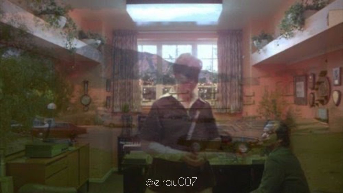 🪓 𝐄𝐋 𝐑𝐄𝐒𝐏𝐋𝐀𝐍𝐃𝐎𝐑 🪓

🎥Stanley Kubrick (1980)

Siempre que miro esta película,me vuelve a deslumbrar el excelso uso del fundido encadenado como recurso narrativo en la transición de escenas.

Sirva este breve hilo como ejemplo para ilustrar mi fascinación.

(🧵hilo⬇️)