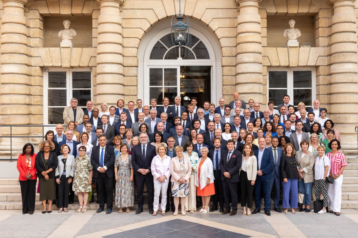 À la veille de l’ouverture de la session ordinaire, nous nous engageons avec <a href="/socialistesAN/">Députés Socialistes et apparentés</a> à agir en fidélité avec nos engagements, pour constituer l’alternance à la politique injuste mise en place depuis 7 ans et être l’alternative à l’extrême-droite.

senateurs-socialistes.fr/actualites/dec…