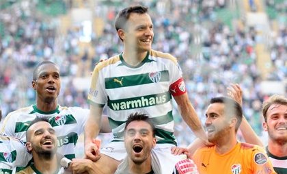 Bir gol Attı Şampiyon Yaptı
Bir gol Attı Ligde Tuttu
Bir gol Attı Şampiyonlar Ligiydi
İhanete uğradı gitti,geri dönücem dedi Döndü. Heykeli Dikildi Haketmedim Dedi,Çok büyük cefalar çekti sustu. Şimdi ise Geçmişten Alacağı olan Klübe TD oldu,daha gol yemedi. ÇOK BÜYÜK KARAKTER