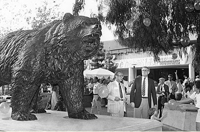 #OnThisDay in 1984, the <a href="/UCLA/">UCLA</a> Alumni Association presented campus with two memorable gifts. The first was the iconic bronze Bruin statue. The second was a new fight song. Find out more here: ow.ly/e7ja50SpsQm.
#BruinProud