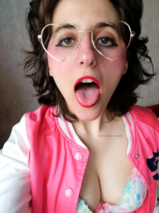 I need a refuel! Who can help me? 🥰👅 https://t.co/DeVvsY8kQk