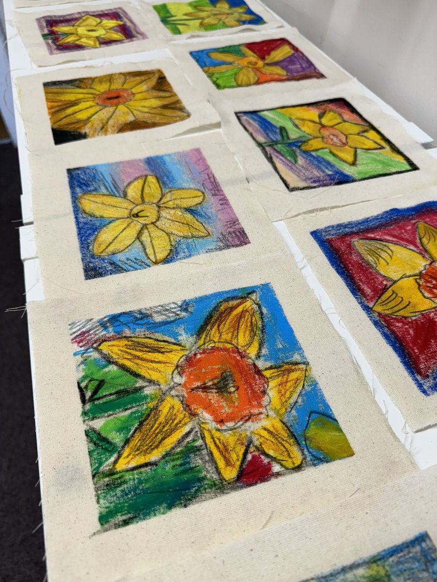 inrainbows_Bec's tweet photo. Lots of gorgeous daffodils made today using oil pastels and charcoal #expressivearts @StaceyPrimary https://t.co/cj1ebe6HiC