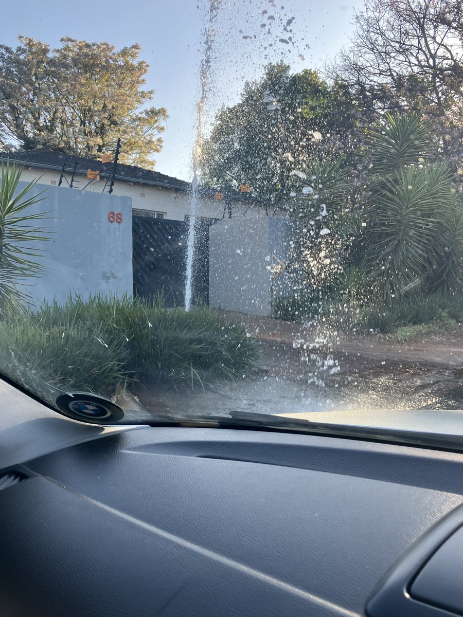 dpgomersall's tweet photo. @JHBWater burst pipe 
68 Boundary Road
Linden
Randburg
Opposite Linden Police Station https://t.co/KCZhI3vDrG
