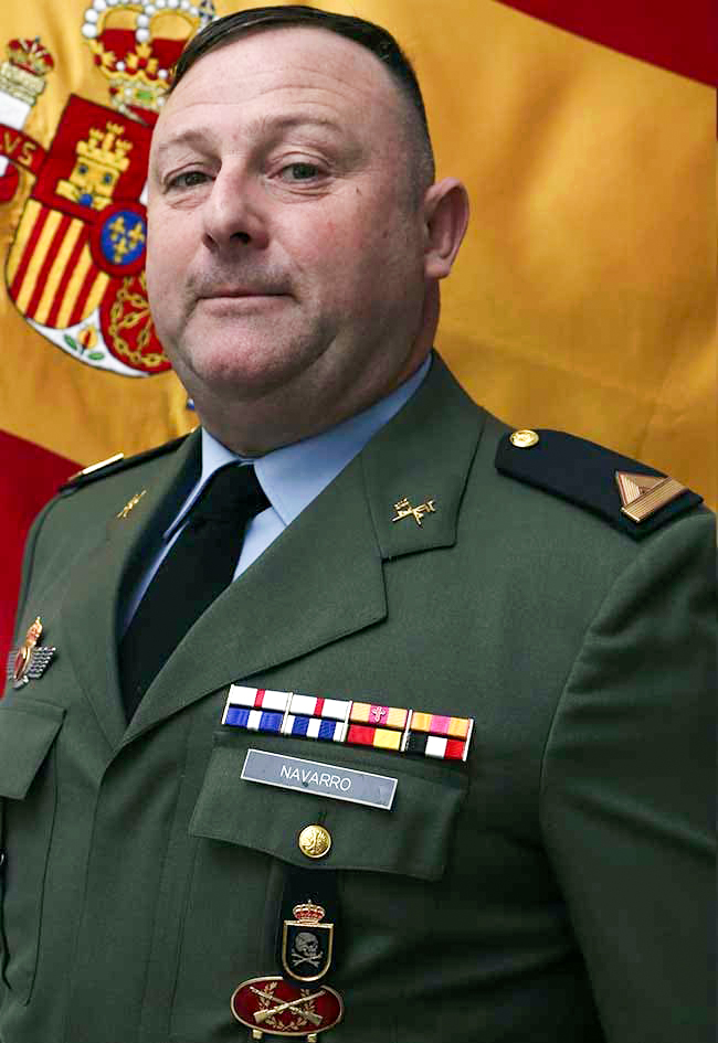 EjercitoTierra's tweet image. ¡Enhorabuena! cabo mayor José Navarro Gasó, destinado en el Rgto. #Caballería "Lusitania" n.º 8 #Paracaidistas #BRIPAC. Al dirigirse a recoger a su hijo en #Valencia, observó un niño de unos 10 años gritando.
✅ Su padre se encontraba en el suelo. El cabo mayor Navarro que es…