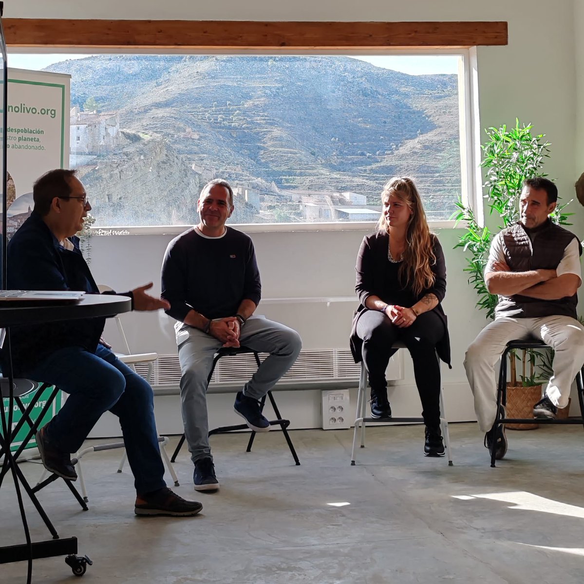 En Oliete, se ha presentado el Proyecto Oliete Regenerativo. 
Apadrinaunolivo.org, Airbnb e Ideas for Change trabajando con el objetivo de aprovechar el potencial del oleoturismo como motor de desarrollo rural.
despertadoresrurales.org/oliete-y-apadr…