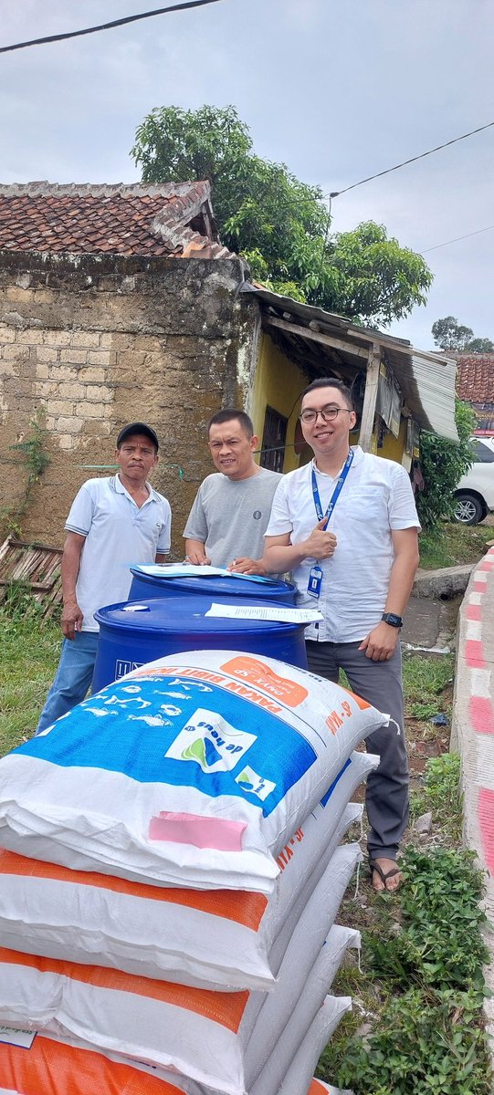 RickyA_Luhkan's tweet photo. Jumat (27/09), Ricky Arsenapati, Luhkan Kab. Bogor Pendampingan Klp. Penerima Bantuan  Diskanak Kab. Bogor Induk Ikan Nila, Pakan dan Sarpras - Pokdakan Tunas Mekar Abadi Kec. Caringin
#GiatLuhkanSatminkalBogor #Bgr 
@brpbatpp_bogor
@bppsdm_kp
@pusluh_bppsdm https://t.co/mVRKFd1FC3