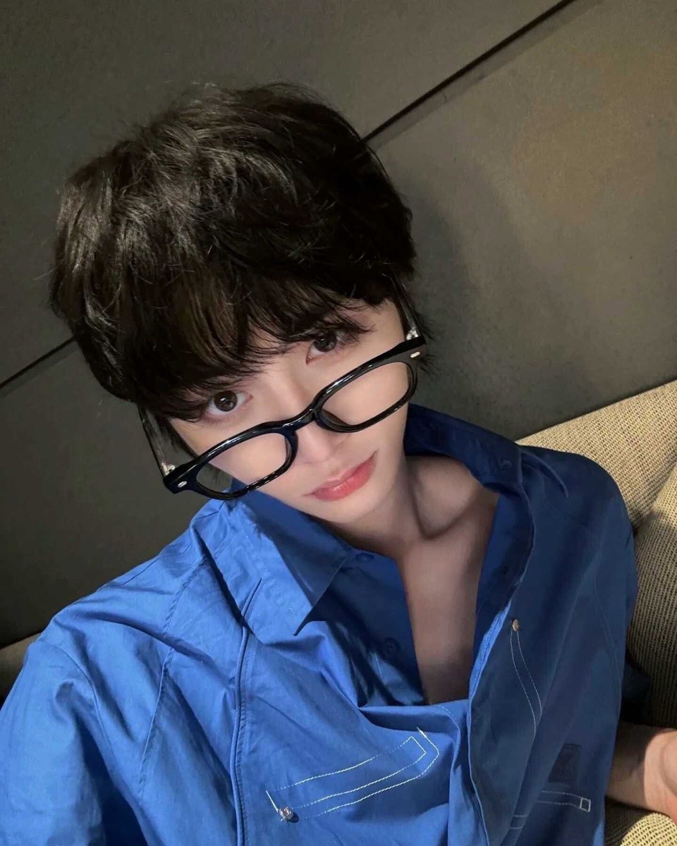 𝗶 𝗱𝗼𝗻'𝘁 𝗵𝗮𝘃𝗲 𝗮 𝗯𝗹𝘂𝗲 𝘀𝗵𝗶𝗿𝘁, 𝗯𝘂𝘁 𝗶'𝘃𝗲 𝗴𝗼𝘁 𝗮 𝗵𝗲𝗮𝗿𝘁 𝘁𝗵𝗮𝘁'𝘀 𝗿𝗲𝗮𝗱𝘆 𝘁𝗼 𝗳𝗹𝗶𝗿𝘁!🧏‍♀️

#ONEDOORSelcaDay #ODSD #BOYNEXTDOOR #TAESAN