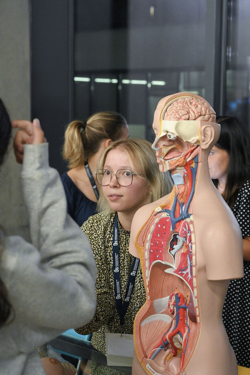 De  dia, vestem a bata para dar resposta aos enigmas colocados pela Ciência. Mas, na última 6.ª feira, foi “à paisana” que os nossos investigadores se mostraram à população durante a Noite Europeia dos Investigadores 2024 🙌👩‍🔬👨‍🔬 🌃🧠

Notícia completa 📰👉 bit.ly/nei2024-uporto