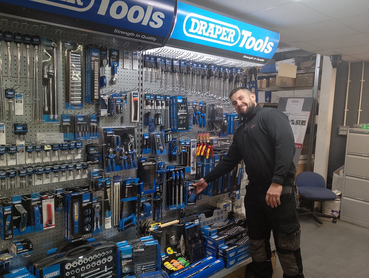 FlotecIndLtd's tweet image. Here is Flotec&apos;s very own Lukasz Skrozki, proudly inspecting the updated and replenished #DraperTools trade counter display.  Call the sales team on 01509 230100 or if in the Loughborough area, pop into the trade counter. What3Words: sooner.rubble.closer