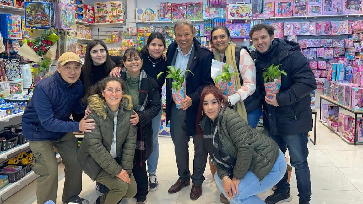 CascallaresPJ's tweet photo. En el Día del #EmpleadoDeComercio compartimos esta reciente imagen con el equipo del tradicional bazar y juguetería “Naomí” de Burzaco, y le enviamos un afectuoso saludo a todas las trabajadoras y los trabajadores de los comercios de Almirante Brown. https://t.co/QCRlIkZVqa