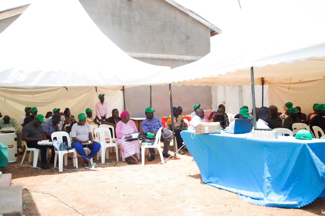Kampfeed's tweet photo. Splendid moments from the recently concluded farmers training in Kawempe.
Farmers were trained on how to make profits from dairy farming. We encourage all farmers to attend these trainings as they equip farmers with efficient skills.

#kampfeed #trainingfarmers https://t.co/Gn6NzH2L6O