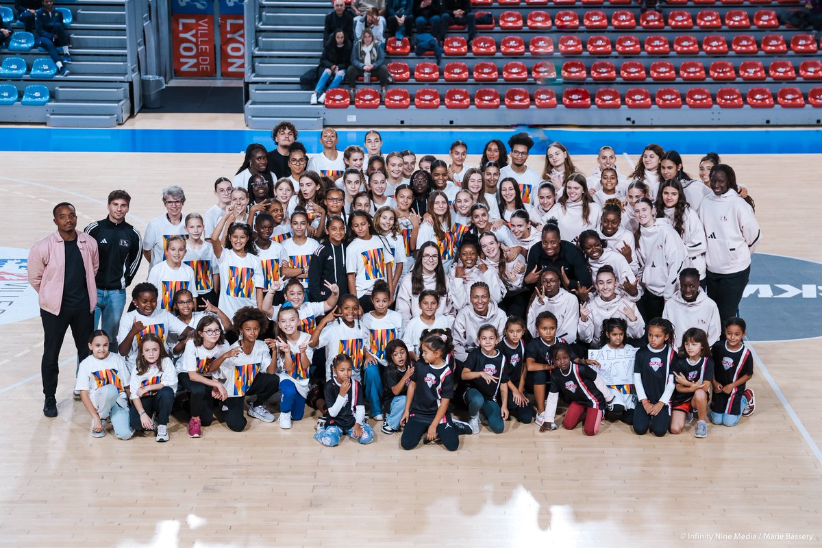 ASVEL_Feminin's tweet photo. 📸 Photo de famille 📸
#ASVElles #FCLyon https://t.co/yybSCsdvHd