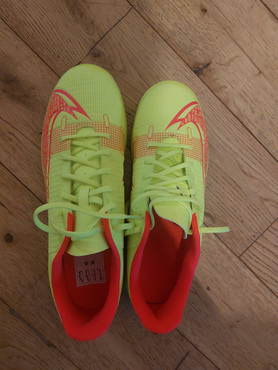 JamesBurrows001's tweet image. My youngest was so happy yesterday to be playing sport in shoes that fitted both her feet. Size 8 on left and size 6.5 on right.  Thank you @nikestore Castleford West Yorkshire staff, for your support and act of kindness. She only went and got team player of tournament. 💚hockey