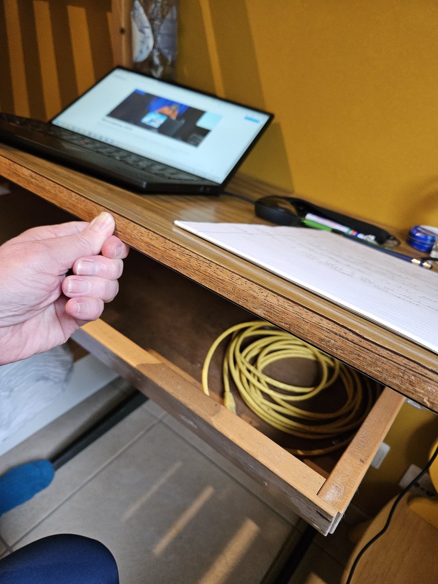 Það er ekki bara skúffuborðið sem er barn síns tíma heldur líka netsnúran 🧓😀 #menntaspjall