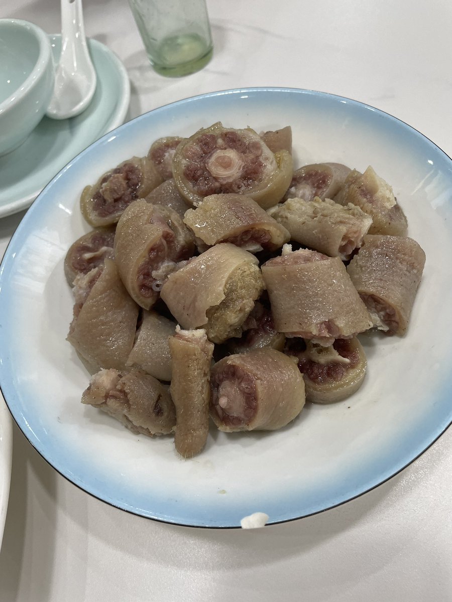 happy61a's tweet photo. 多少年没见到哪家餐馆有猪尾巴了 https://t.co/R4pYnNea7T