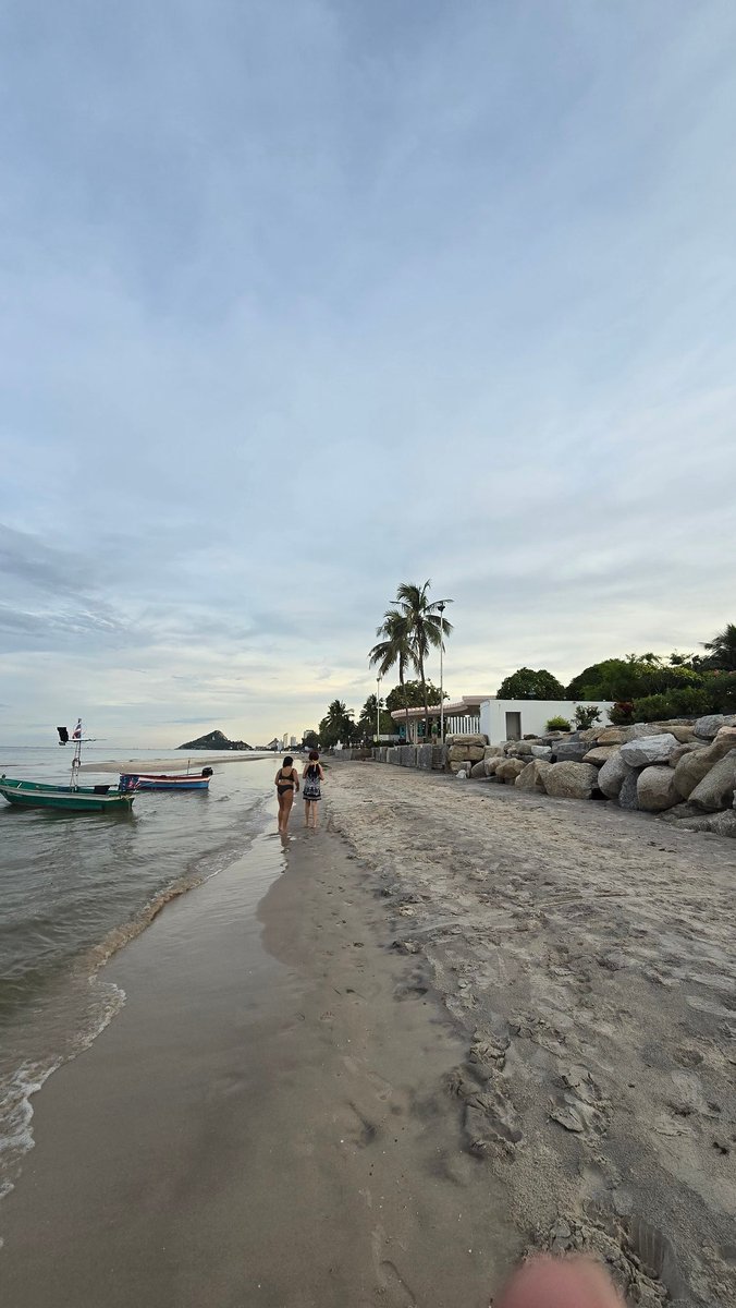 ชีวิตคนเราไม่มีอะไรแน่นอน จริงๆโครตเหนื่ยเลยกับสิ่งที่เจออยู่อยากหนีไปไกลๆแล้วก็หายไปเลย