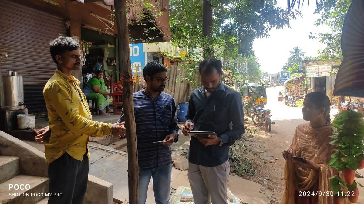 naralokesh's tweet photo. దేశంలోనే తొలిసారిగా ఆంధ్రప్రదేశ్ లో ప్రతిష్టాత్మకంగా చేపట్టనున్న స్కిల్ సెన్సస్ ప్రాజెక్టుకు మంగళగిరి నుంచి  శ్రీకారం చుట్టారు. పైలట్ ప్రాజెక్టుగా మంగళగిరి అసెంబ్లీ నియోజకవర్గంతోపాటు తుళ్లూరు మండలంలో స్కిల్ సెన్సస్ చేపట్టనున్నారు.గ్రామసచివాలయాలు, స్కిల్ డెవల్ మెంట్ శాఖ, సీడాప్, న్యాక్ విభాగాల సిబ్బంది స్కిల్ సెన్సస్ కార్యక్రమంలో పాలుపంచుకుంటారు.  పైలట్ ప్రాజెక్టులో ఏమైనా లోపాలు గమనిస్తే సరిదిద్ది రాష్ట్రవ్యాప్తంగా స్కిల్ సెన్సస్ ప్రక్రియను ప్రారంభిస్తారు. యువతలో నైపుణ్యాలను గుర్తించి, అవసరమైన నైపు���్యాభివృద్ధి అందించడం ద్వారా మెరుగైన ఉద్యోగావకాశాలు కల్పించడం  స్కిల్ సెన్సస్ ప్రాజెక్టు ప్రధాన లక్ష్యం.
#Mangalagiri