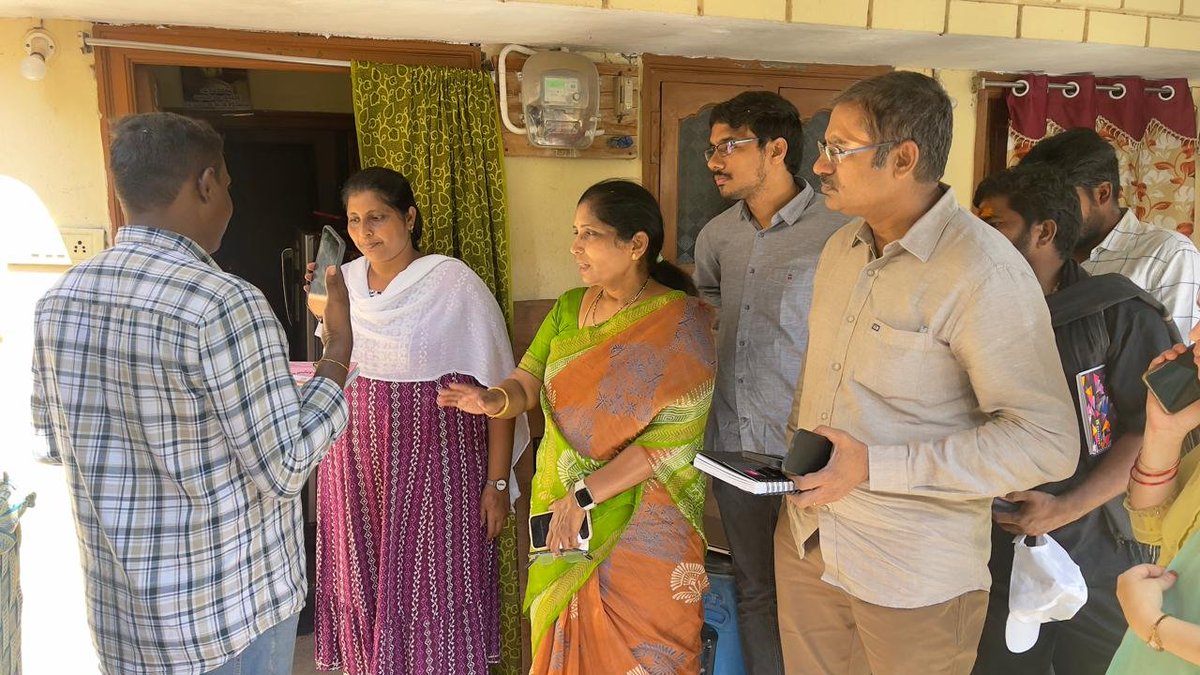 naralokesh's tweet photo. దేశంలోనే తొలిసారిగా ఆంధ్రప్రదేశ్ లో ప్రతిష్టాత్మకంగా చేపట్టనున్న స్కిల్ సెన్సస్ ప్రాజెక్టుకు మంగళగిరి నుంచి  శ్రీకారం చుట్టారు. పైలట్ ప్రాజెక్టుగా మంగళగిరి అసెంబ్లీ నియోజకవర్గంతోపాటు తుళ్లూరు మండలంలో స్కిల్ సెన్సస్ చేపట్టనున్నారు.గ్రామసచివాలయాలు, స్కిల్ డెవల్ మెంట్ శాఖ, సీడాప్, న్యాక్ విభాగాల సిబ్బంది స్కిల్ సెన్సస్ కార్యక్రమంలో పాలుపంచుకుంటారు.  పైలట్ ప్రాజెక్టులో ఏమైనా లోపాలు గమనిస్తే సరిదిద్ది రాష్ట్రవ్యాప్తంగా స్కిల్ సెన్సస్ ప్రక్రియను ప్రారంభిస్తారు. యువతలో నైపుణ్యాలను గుర్తించి, అవసరమైన నైపు���్యాభివృద్ధి అందించడం ద్వారా మెరుగైన ఉద్యోగావకాశాలు కల్పించడం  స్కిల్ సెన్సస్ ప్రాజెక్టు ప్రధాన లక్ష్యం.
#Mangalagiri