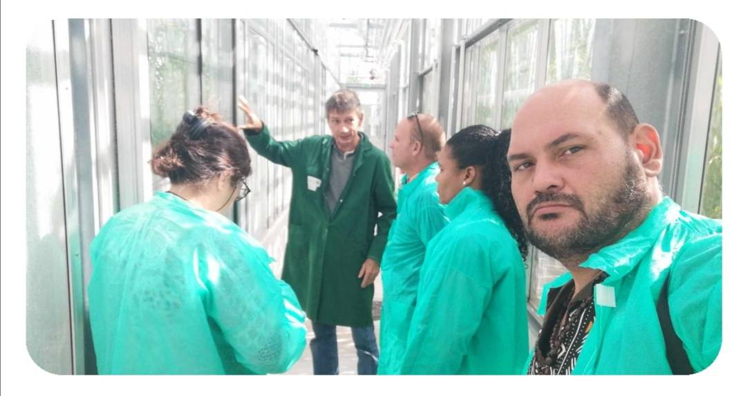 PHIM_research's tweet photo. [#Diplomacy] 🇨🇺🇫🇷 We welcomed a cuban delegation within the framework of a partnership agreement @Cirad #EstaciónExperimentalIndioHatuey #UniversityMatanzas 1/ Meeting with @Herve_Sanguin #PaulaFernades leading the FEF #SystemAgrOH 2/ visit of #VisaCan with @MicroQuar https://t.co/uqPjkYWmMN