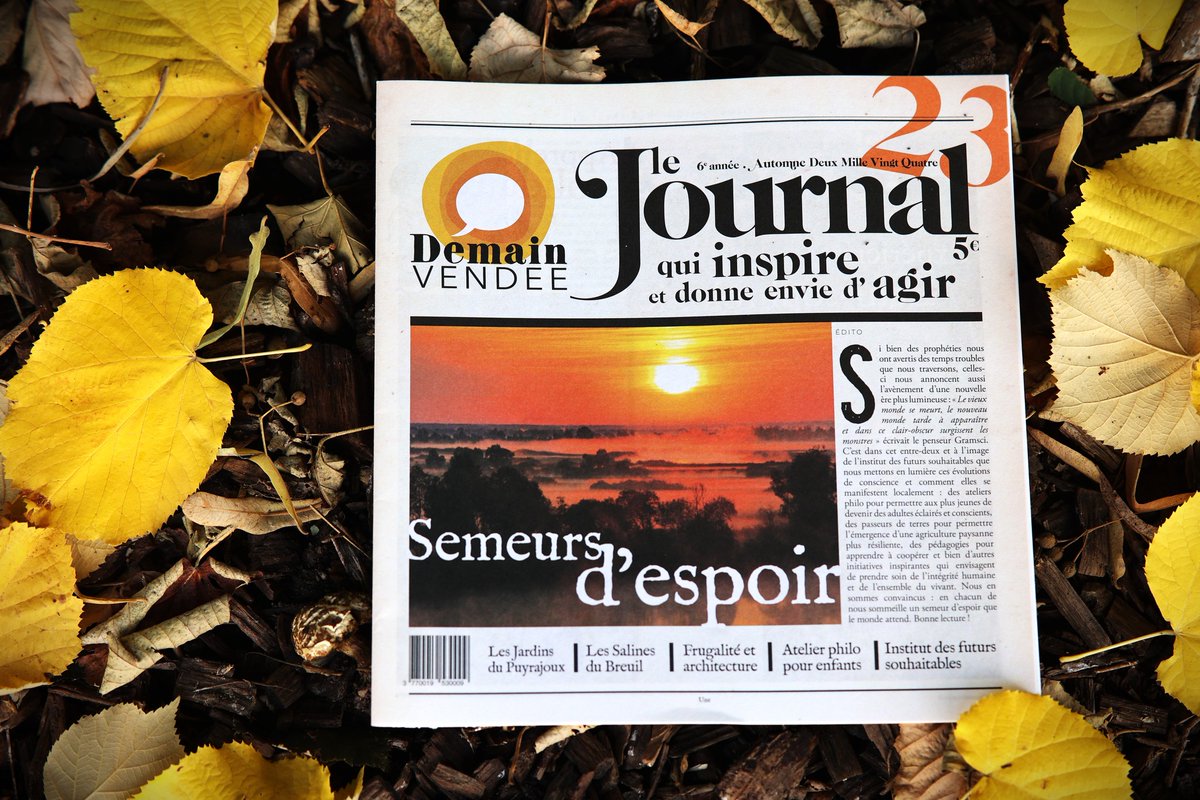 Demain_Vendee's tweet photo. 🔔📣[Édition papier n°23]
Matin pluvieux, matin heureux...🗞 C'est avec une grande joie que nous vous dévoilons notre n°23 qui accompagne la saison de l'automne avec pour titre 𝐒𝐞𝐦𝐞𝐮𝐫𝐬 𝐝'𝐞𝐬𝐩𝐨𝐢𝐫 🌱

#média #inspiration #sens #humain #vivant #vendée https://t.co/RmpgXbWhba
