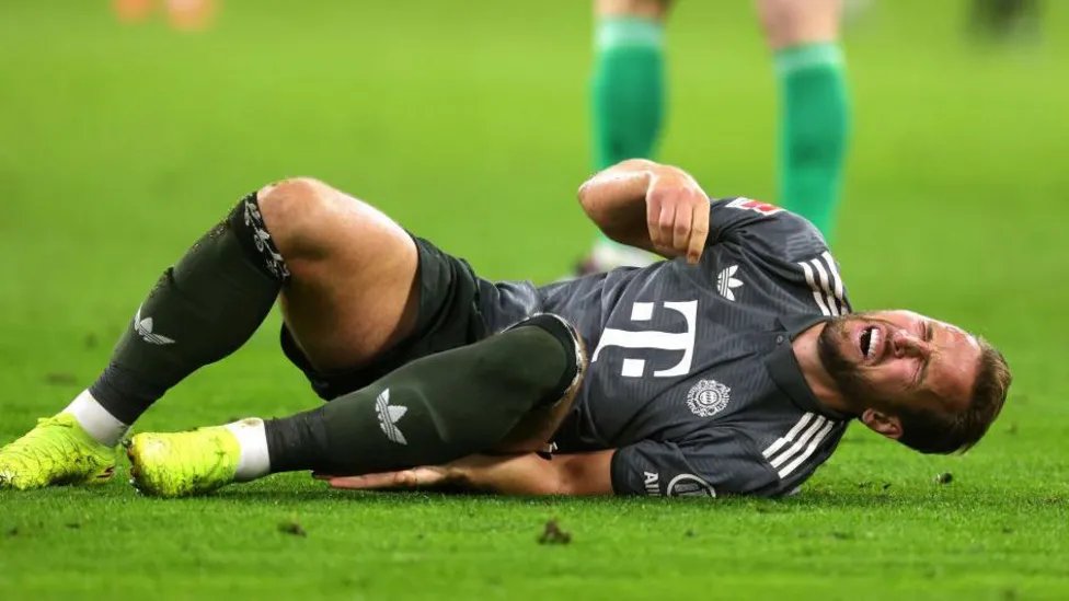 Bayern Munich's sporting director, Max Eberl, acknowledges the significance of Harry Kane's substitution, stating, "If Harry goes off the pitch, then it's something." Let's hope the England captain is made of "sturdy English wood." 🏴‍☠️🇬🇧 #Bundesliga #InjuryUpdate