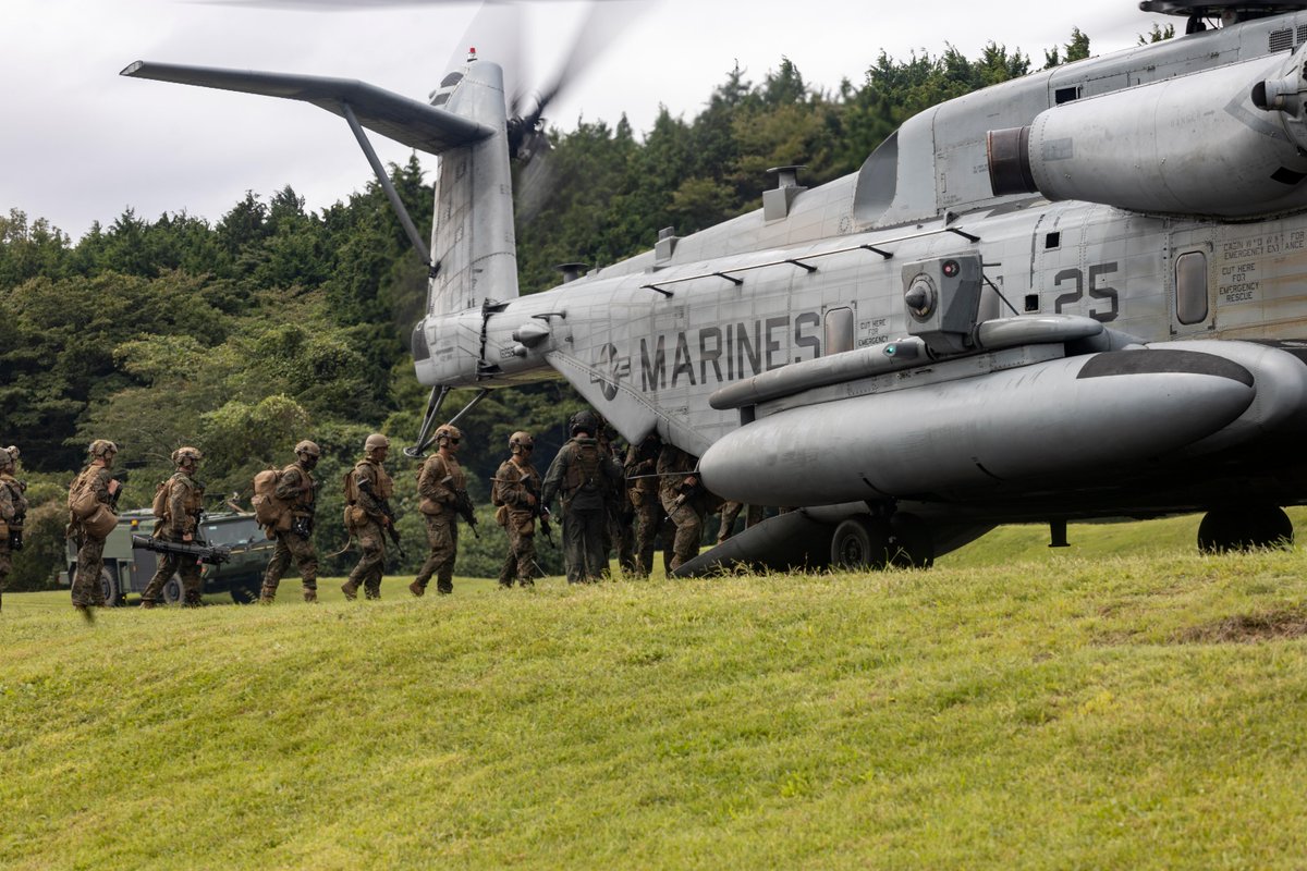 1stMAW_Marines's tweet image. Pit stop

U.S. #Marines with Marine Wing Support Squadron 171 operate a forward arming and refueling point during exercise Fuji Viper 24 at @catc_campfuji, Japan, Sept. 25, 2024. 

📸 Cpl. Peter Rawlins