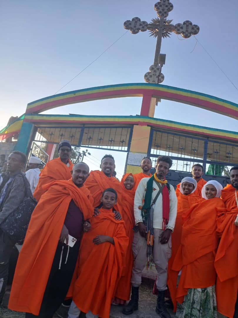 AltayeEthiopia's tweet photo. ትናንት የተለያዩ የፋኖ አደረጃጀቶች ከመስከረም 23 ጀምሮ በመላው አማራ መንገድ ዝግ ነው ሲሉ በጋራ መግለጫቸው አሳውቀዋል ነገር ግን የግሸን ተጓዦችን ታሳቢ ባደረገ መልኩ ቢሆን መልካም ነው።

ግሸን ደብረ ከርቤን አቀዋለሁ ህዝቡ በ21 በዓሉን አክብሮ እስከ 23 ድረስ ወጥቶ አያልቅም  ተሰልፎ ከበሩ ለመውጣት ብቻ 1 ቀን ይፈጃል ቦታው ለተሳለጠ የትራንስፖርት አገልግሎት ምቹ አደለም በዛ ላይ የትራንስፖርት እጥረት አለ ቢያንስ እስከ 25 ድረስ የትራንስፖርት እቀባ መጣል የለበትም  ህዝቡ ወደየመጣበት ሳይሰበሰብ የትራንስፖርት  እቀባ መጣሉ አግባብነት የለውም።
 ይሄ እሚያሳየው ያለመናበብ ችግርን ነው።

በዚህ ጉዳይ አስተያየት ተሰጥቶበት እንደገና ቢታይ መልካም ነው ግሸን ላይ የተገነባው መልካም ስም እንደወሎ ዕዝ ብቻ ሳይሆን እንደ መላው አማራ ፋኖ ነው 
ስለዚህ ይሄ መልካም ስም እንዲጠበቅ ተናቦ መስራት ተገቢ ነው ።