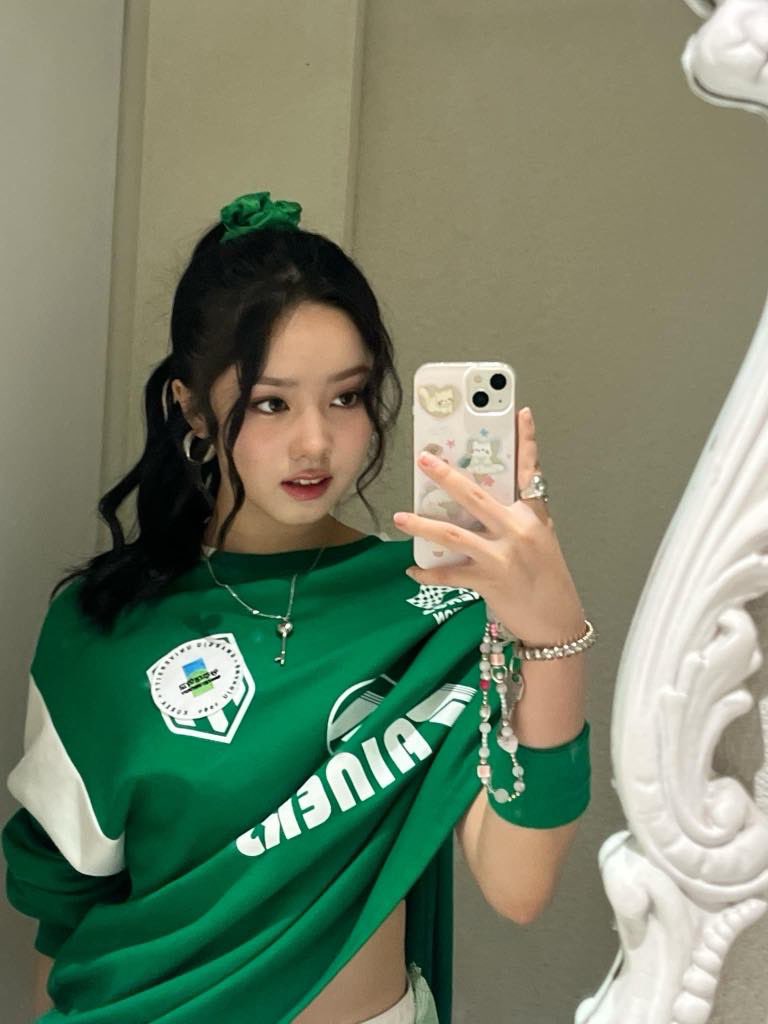 UNIS_offcl's tweet photo. 안녕하세요! 유니스의 광주대 공연이 끝났습니다!🥳 어떠셨나요?>< 스페셜 이벤트부터 서프라이즈 무대까지 준비했으니까 여러분들이 좋아했으면 좋겠어요💚 그리고! 오늘 광주대를 완벽하게 즐길 수 있도록 저희 유니스 의상도 광주대 색깔에 맞췄어요!🥰 어떻게 생각해요? ໒꒰ྀིᵔ ᵕ ᵔ ꒱ྀི১ 오늘 진짜 기억에 남는 첫 광주인 것 같아요! 함께 즐겨 주셔서 감사합니다😽💚

#UNIS #유니스
#ELISIA #엘리시아