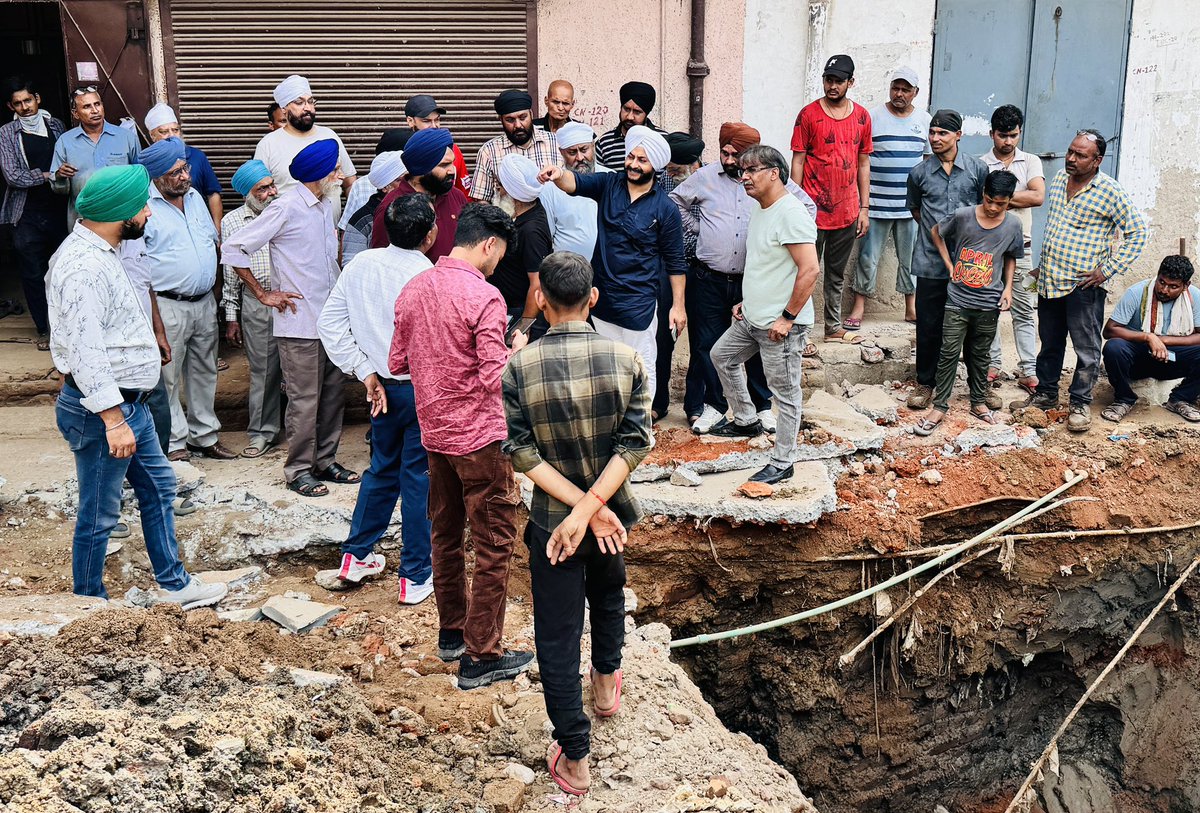 JarnailSinghAAP's tweet photo. दिल्ली सरकार के कामों को रोकने की भाजपा की साजिश को विफल करते हुए दिल्ली में अब पूरी रफ्तार से हो रहे हैं विकास कार्य..
आज विष्णु गार्डन क्षेत्र से आ रही गंदे पानी की समस्या का तुरंत समाधान करते हुए वहां पर नई लाइन डलवाने का काम शुरू किया गया
#TilakNagarDevelopment #PublicForProgress #MLAAtYourDoor
@ArvindKejriwal @AamAadmiParty @AtishiAAP