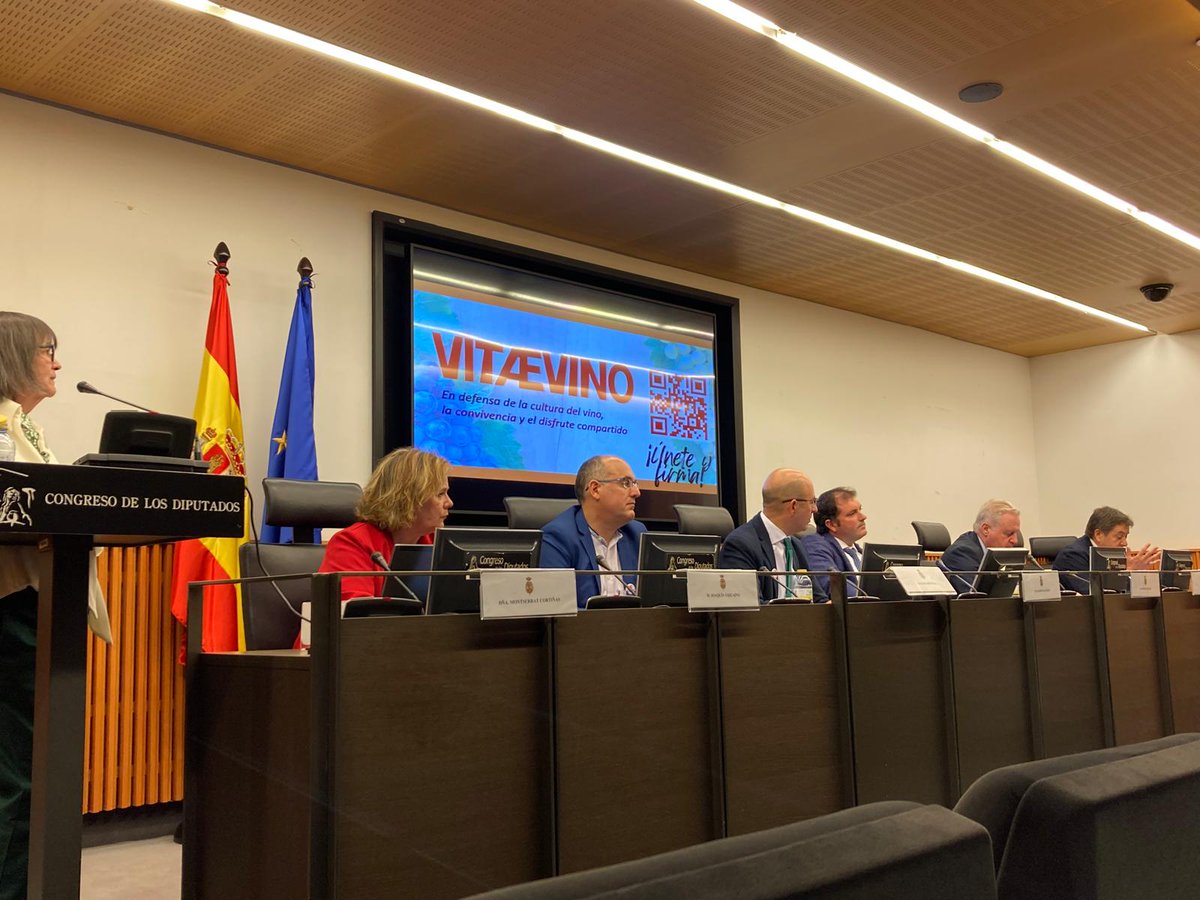 🍷Defender la cultura del #vino, la convivencia y el disfrute compartido todo ello haciendo hincapié en el consumo moderado. Con ese objetivo presentamos hoy VITÆVINO las organizaciones sectoriales del sector. 
Un paso más en la defensa del vino.
#CECRV