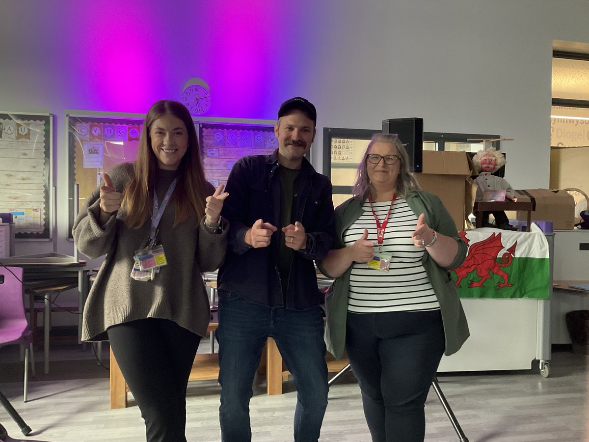 Ysgol Calon Y Cymoedd (@calonycymoedd) on Twitter photo Diolch enfawr i’r <a href="/WelshWhisperer/">Welsh Whisperer</a> am ddod i weithio gyda Blwyddyn 4 a 5 i ysgrifennu cân ffantastig i’r Ysgol! 🏴💜 Diolch enfawr i’r <a href="/WelshWhisperer/">Welsh Whisperer</a> am ddod i weithio gyda Blwyddyn 4 a 5 i ysgrifennu cân ffantastig i’r Ysgol! 🏴💜