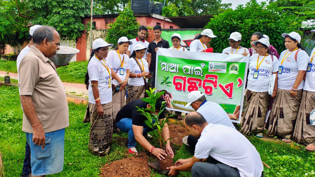MRairangpur's tweet photo. "SWACHHATA HI SEVA": plantation drive for EKK PED MAA KE NAAM on 25/09/24#SHS2024 #SwachhataHiSeva #DM_Mayurbhanj #MoHUA_India #HUDDeptOdisha #SanskarSwachhata https://t.co/RemTGIkFH4