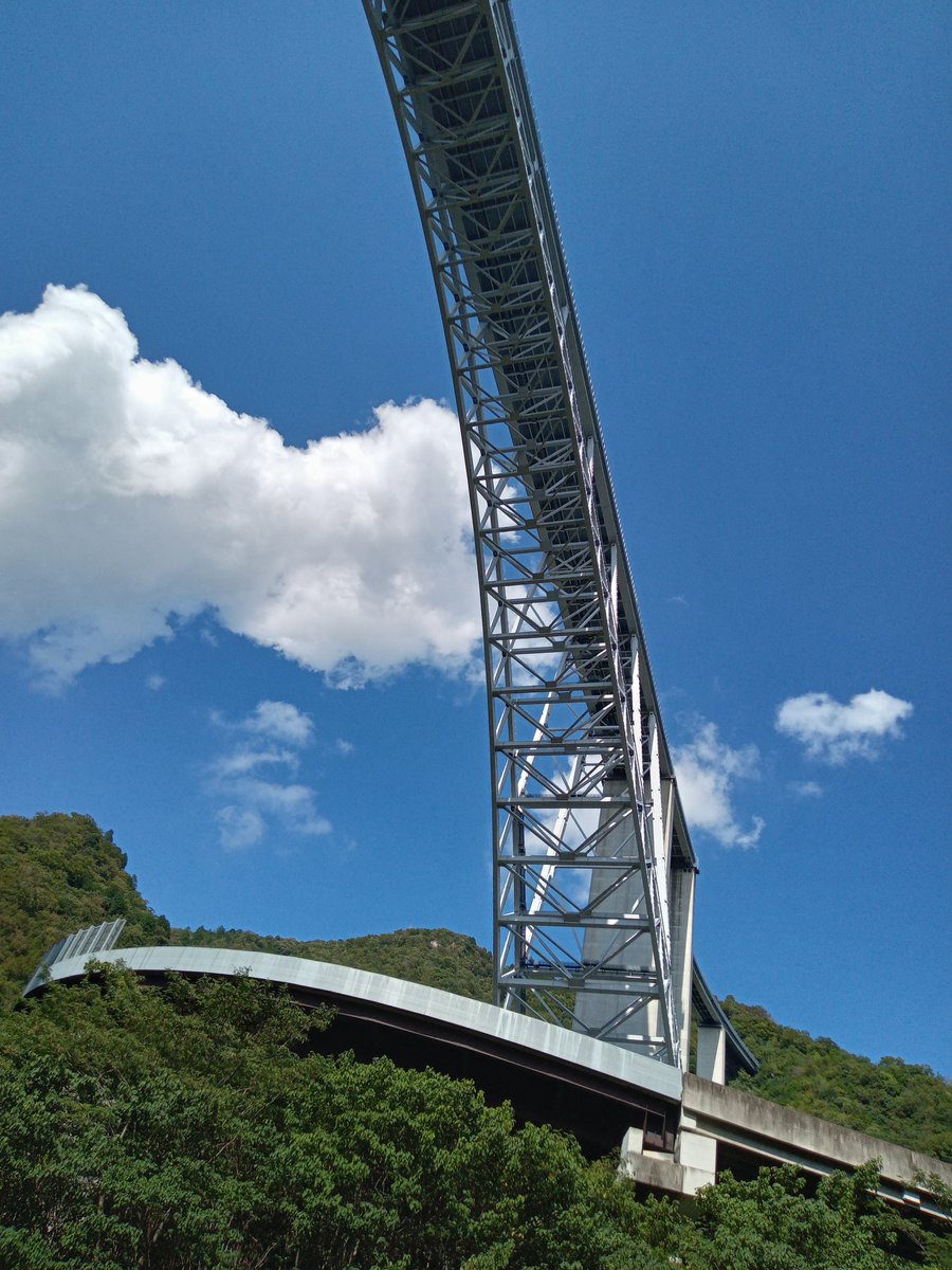 HiroshimaYasu's tweet photo. 気になっていた　#広島空港大橋
アーチの高さは５０階建てのビルに匹敵するという
下から見上げた後に車で走ったので、得も言われぬスリルを感じた
また真下から見上げカメラを
向けたときもスリル感が‥
#アーチ橋　#日本一 https://t.co/ummHJMZU6s