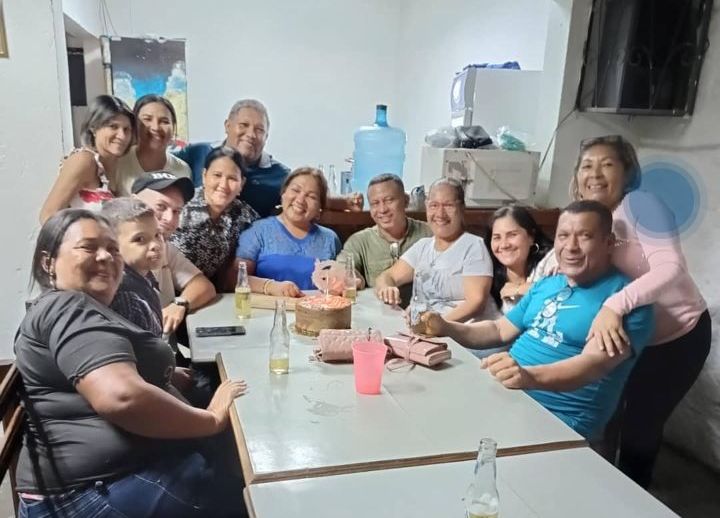 CumanacoaNews's tweet photo. #TipsDeCumanacoa
🔹Hoy inician las clases 📖. 
🔹#JuanManuelQuijada se perfila como el candidato de la oposición a la alcaldía de Cumanacoa. Aquí lo vemos con parte de su equipo de trabajo y la jefa de campaña de #MCM, Xiora Ramos.
@MatosGa1 👇 https://t.co/8ujfd7G8ov