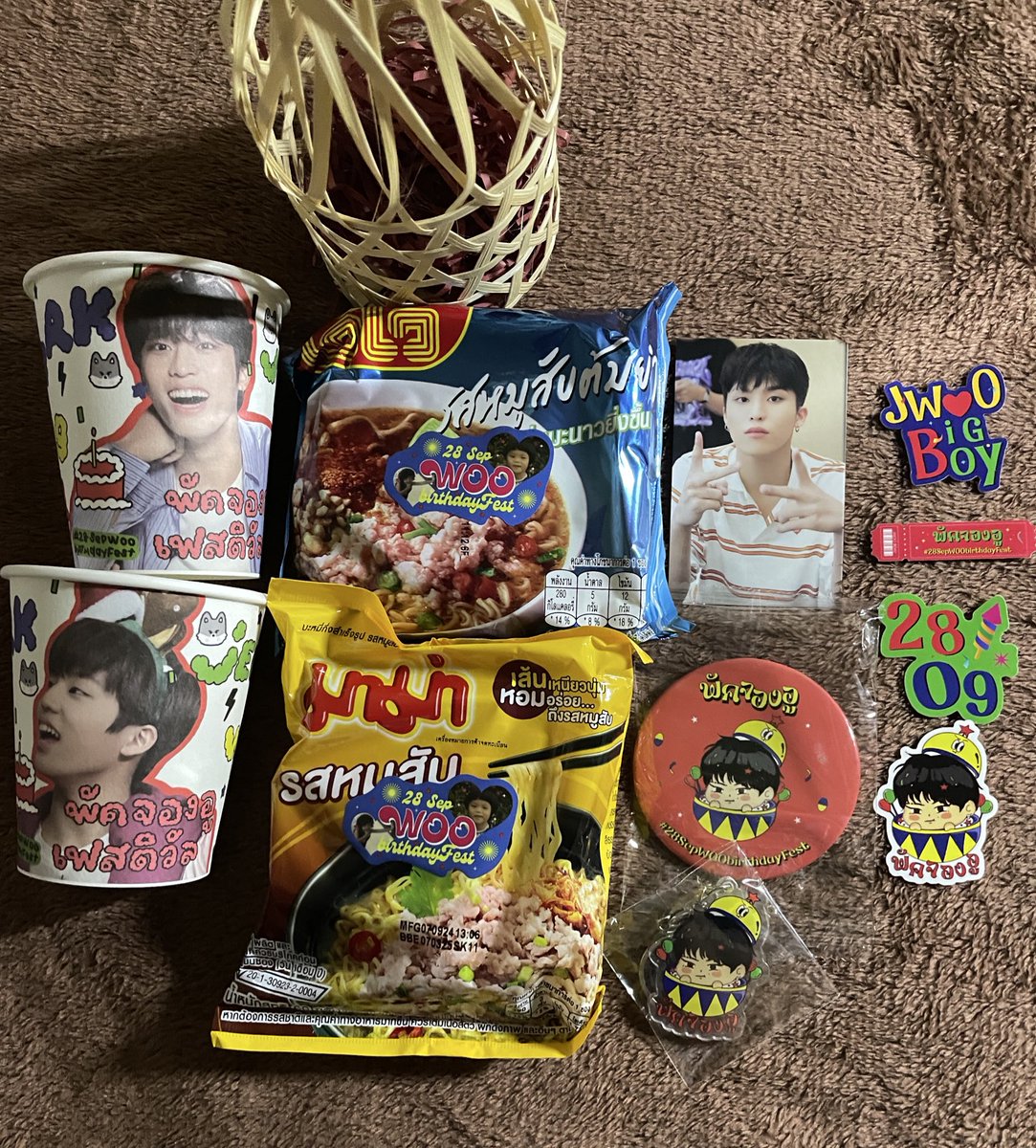 กอวของงานเฟส เหมือนรู้ว่าเงินเดือนผมยังไม่ออกเลยประทานมาม่ามาให้ถึง2ซองขอบคุณครับ จัดดีมากชอบมาก ปีหน้าเอาอีกนะครับผมจะไป 🎪🎡 #28SepWOObirthdayFest