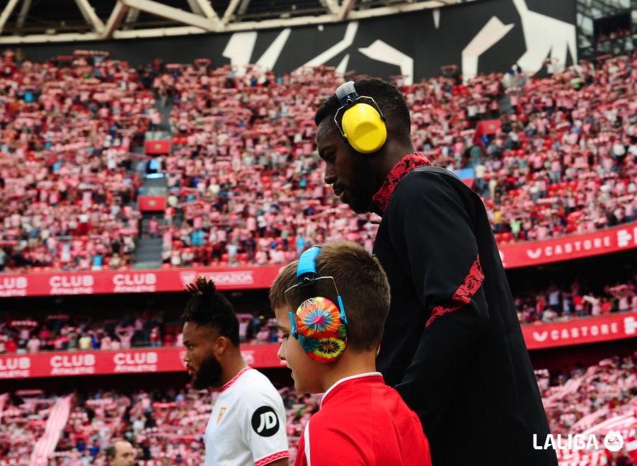 eldesmarque's tweet photo. ❤️ El gesto de Iñaki Williams en el Athletic-Sevilla.

El Athletic Club colabora con la Asociación Autismo Euskadi. Apoyando y visibilizando la causa, el atacante de los leones saltó al verde con unos cascos de cancelación de ruido, exactamente igual que el pequeño que le acompañaba de la mano. El ruido de la hinchada (casi 50.000 aficionados presentes) hubiera sido perjudicial para las personas con autismo. 

🔗 https://t.co/eEvq5GPy2A 🔗