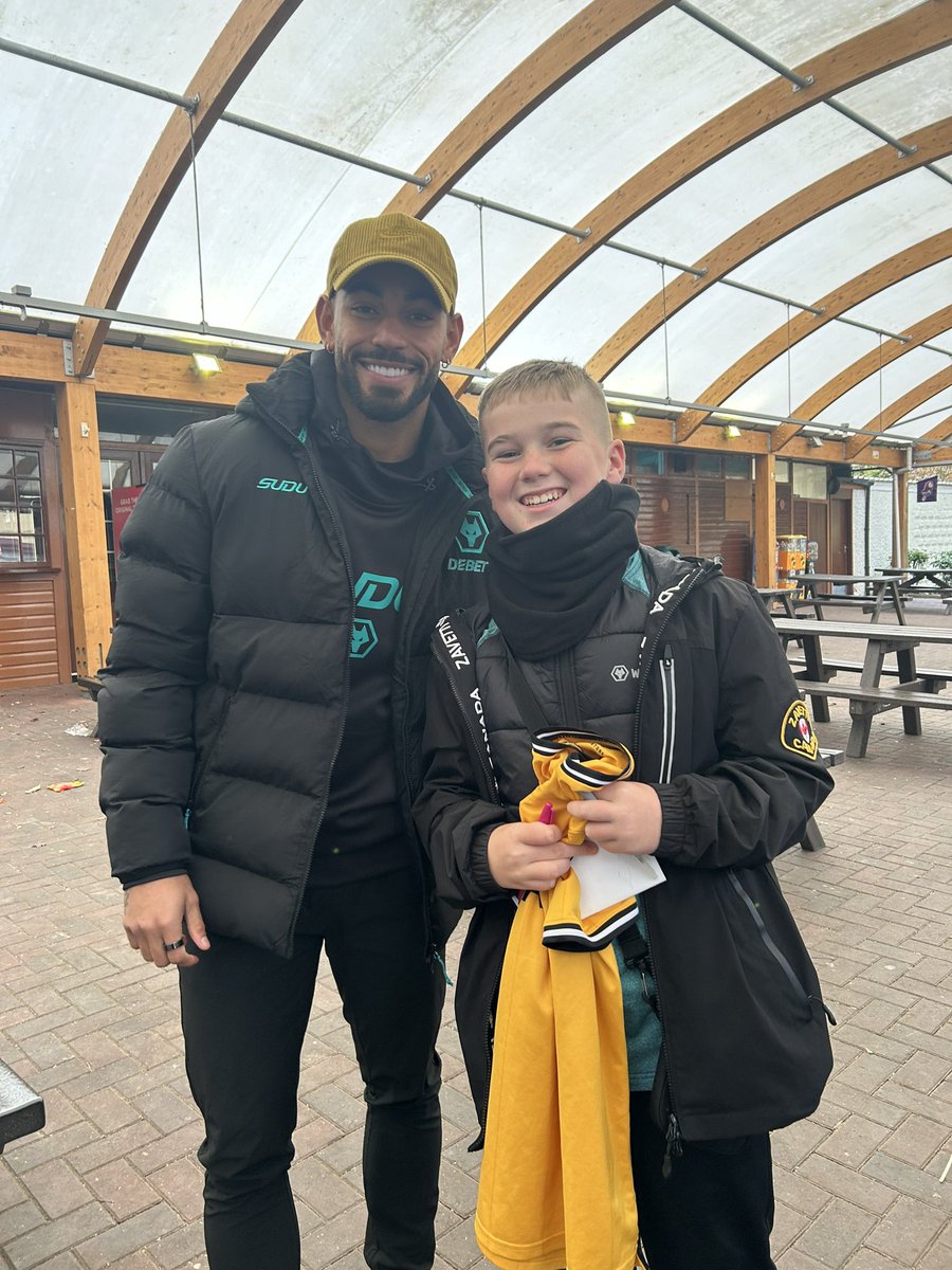 VonnyB5's tweet photo. Fantastic evening @DraytonManor  with @Young_Wolves and great friends. My son and his friend had a fab time. Thank you for putting on this event, the rain didn’t even spoil it ☔️ https://t.co/NoZTL0tpN8