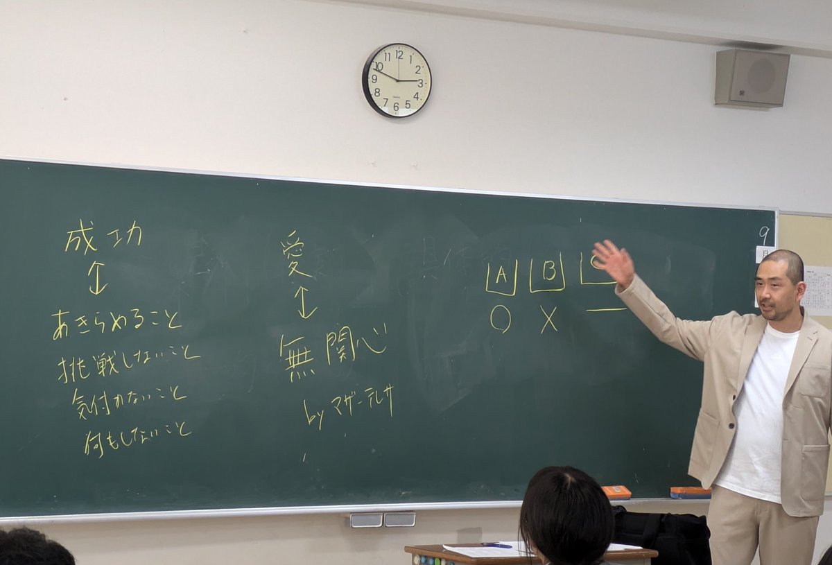 W_nanryo's tweet photo. 「桜花塾」を創業された有井清高先生の特別授業第1弾。
「学校の勉強だけで社会でやっていけると思う人」の質問から始まり生徒らを釘付けに。
今日は〇✕のない話、「事実」と「意見」を分ける練習をしました。
成功の反対は「失敗」ではない。「あきらめること」

新生南陵に相応しい内容でした。 https://t.co/aPUPvjiI2u