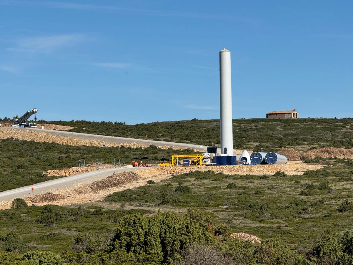 paisajes_teruel's tweet photo. La Ermita Santos de la Piedra (Pozondón) y el paraje que la circunda ya nunca volverán a ser igual.
Este parque fue paralizado durante la época de cría de la Alondra Ricotí, especie en peligro de extinción. Debería ser paralizado definitivamente y declarado ilegal. 
Fotos de JMA https://t.co/5baUqZKuvM