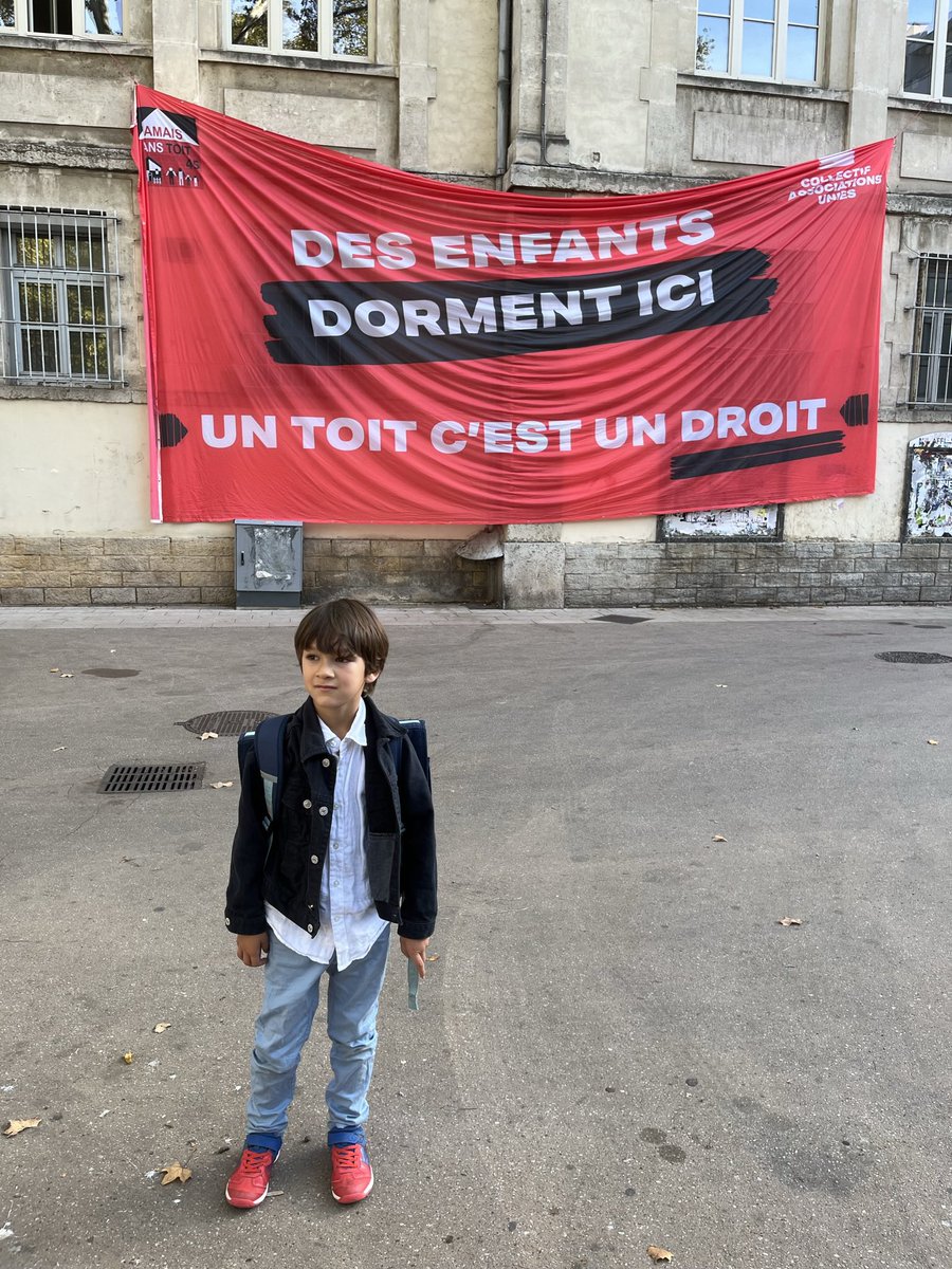 RT 🆘 <a href="/valerieletard/">Valérie Létard</a> 1/3 des 107 enfants sans toit de la <a href="/villedelyon/">Ville de Lyon</a> recensés par <a href="/jamaissanstoit/">Jamais Sans Toit</a> sont hébergés par les citoyens dans les écoles : il faut agir ! 

1. Montaigne
2. Hepburn
3. Charial
4. Kahlo
5. Bloch
6. Herriot
7. Grandclément
8. Tillion
9. Veyet
10. Painlevé