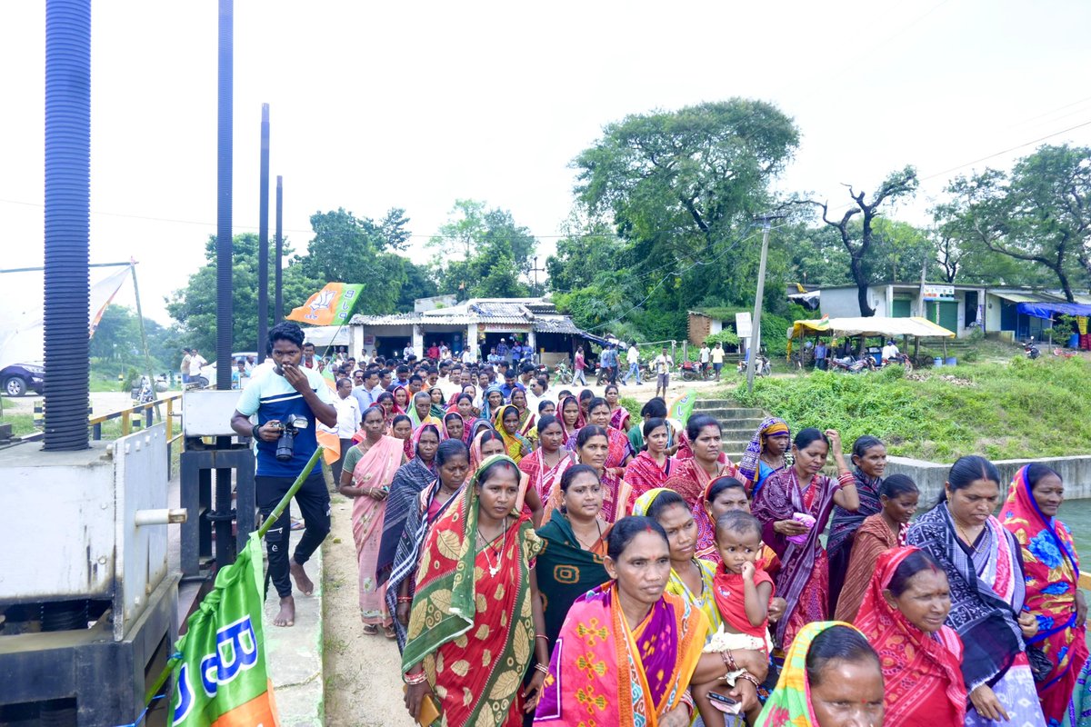 NiharMahanand's tweet image. ମୋ ନିର୍ବାଚନମଣ୍ଡଳୀର ଟାଙ୍ଗରପାଲି ଗ୍ରାମ ପଞ୍ଚାୟତରେ ଗାଁ ହାଟ ପିଣ୍ଡିର ଭବ୍ୟ ଶିଳାନ୍ୟାସ ଓ ଭୂମୀପୂଜନ କାର୍ଯ୍ୟକ୍ରମରେ ମୁଁ ଯୋଗଦେଲି ।
ଏହି କାର୍ଯ୍ୟକ୍ରମ ପୂର୍ବରୁ ସ୍ଥାନୀୟ ଲୋକମାନେ ମତେ ସ୍ଵାଗତ ସମ୍ବର୍ଦ୍ଧନା ଜଣାଇଥିଲେ । ସମସ୍ତଙ୍କ ସ୍ନେହ, ଶ୍ରଦ୍ଧା ଓ ଭଲପାଇବା ଦେଖି ମୁଁ ଅତ୍ୟନ୍ତ ଖୁସି।
#villagedevelopment…