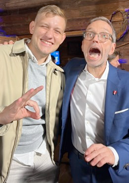 derrechterand's tweet photo. Wir versuchen immer sehr genau zu sein, wie wir den politischen Feind einordnen und dementsprechend bezeichnen. Die #AfD sind Faschisten und in ihren Reihen einige NS-Fans und Neonazis. Die #FPÖ sind nicht rechtspopulistisch, sondern Faschisten, mit Neonazis #WithePower-Freunden https://t.co/Zz0zniV08p