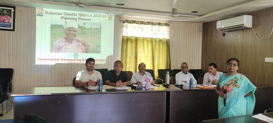 aclbmulugu's tweet photo. Conducted Planning Process Meeting for next Financial year to the MGNREGA staff APOs, ECs, TAs.
#Capacity_Building to grossroot functionaries. https://t.co/DchfiW93QJ