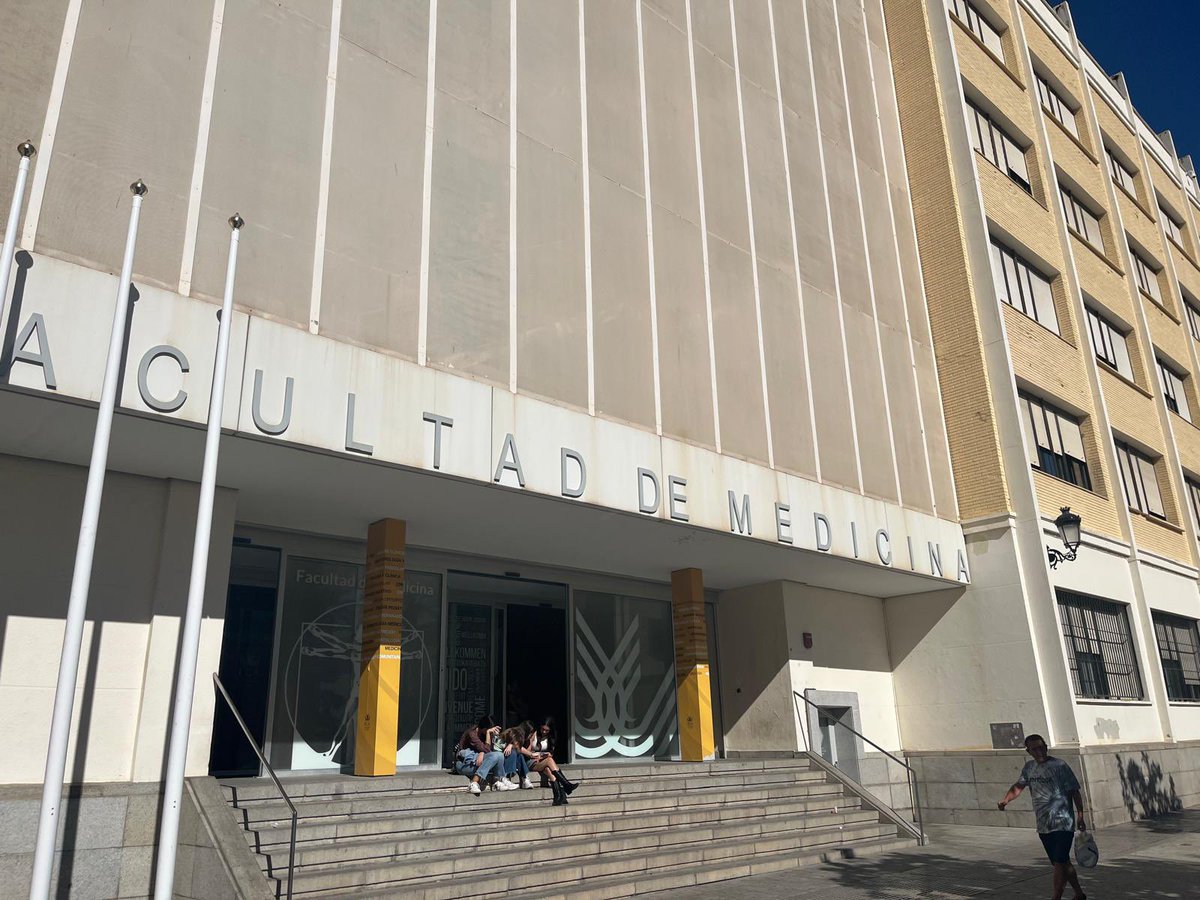 DigestivoJerez's tweet photo. En nuestra unidad nos tomamos muy en serio la formación de nuestros futuros médicos 🩺🏥
Nuestra hepatóloga Dra Blanco impartiendo una clase de Hepatitis virales en la Facultad de Medicina de la Universidad de Cádiz 👩‍🎓 https://t.co/h4ftNfPoVc